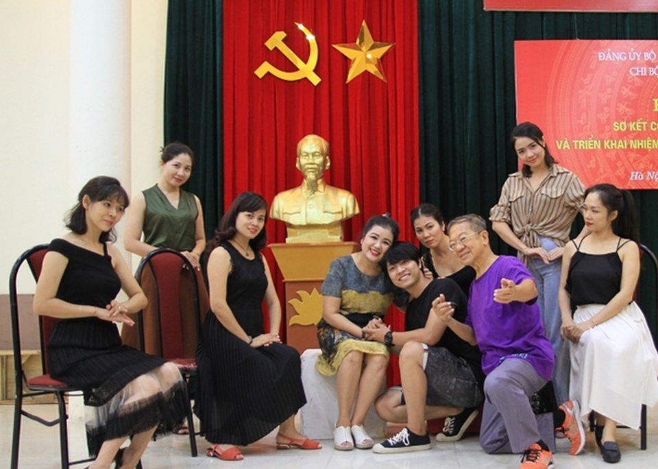 Kịch Bắc loay hoay xoay chuyển trước sự "đè bẹp" của truyền hình thực tế - 2 Đạo diễn người Singapore tập vở Hồng lâu mộng với các diễn viên Nhà hát Kịch Việt Nam.