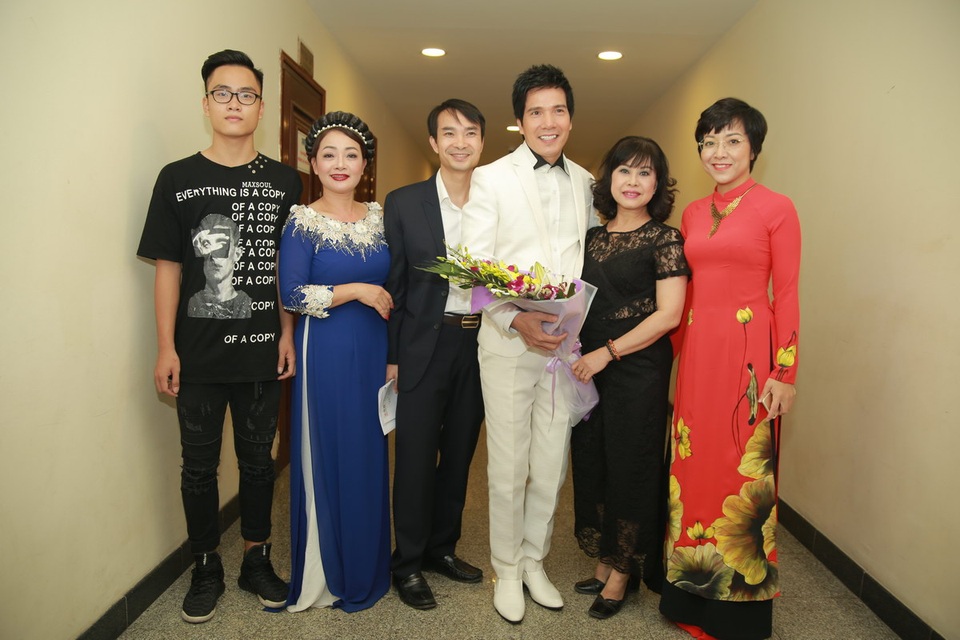 MC Thảo Vân bất ngờ diện đồ bà ba sặc sỡ, khoe giọng hát “ngọt lịm” - 2 MC Thảo Vân, NSƯT Hồng Liên và nghệ sỹ Trà My chúc mừng ca sỹ Hồ Quang 8 trước giờ lên sân khấu biểu diễn.