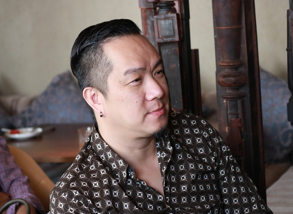 Hai con song sinh của Hồng Nhung quấn quýt mẹ không rời - 16 Thời gian sau này Huy MC cũng thường xuyên về nước và gặp gỡ bạn bè dù anh không còn hoạt động showbiz như trước.