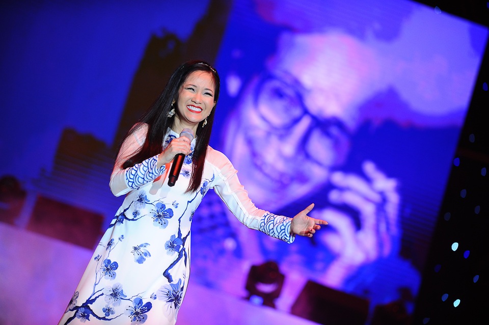 Ca sĩ Hồng Nhung chia sẻ nhiều cảm xúc và tình cảm dành cho nhạc sĩ Trịnh Công Sơn, nhân ngày mất của ông trong tình khúc Một cõi đi về.