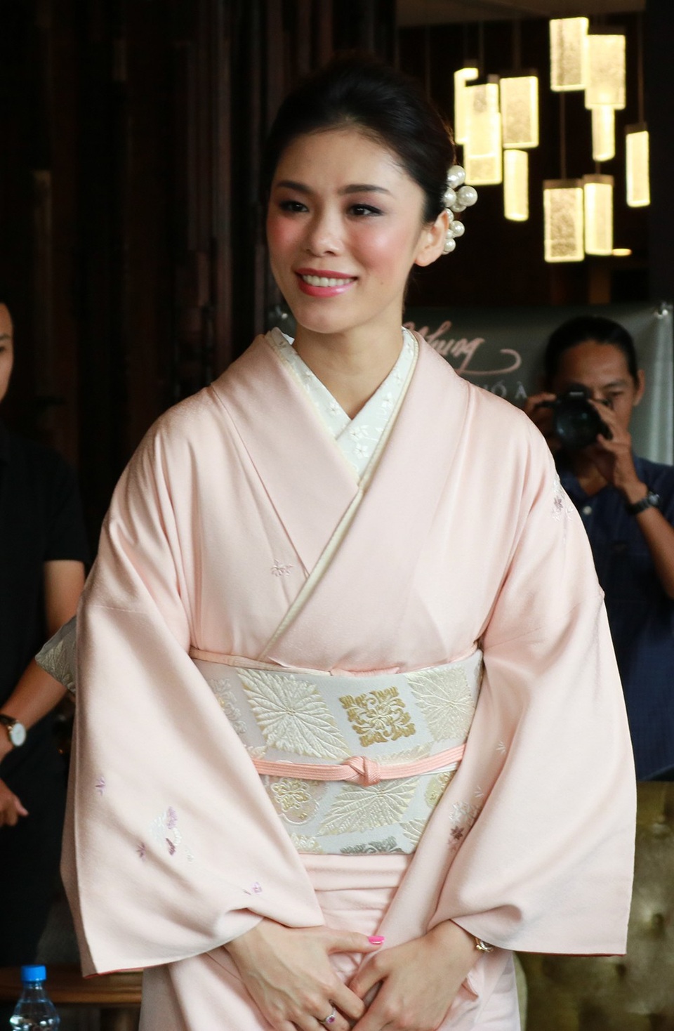 Hai con song sinh của Hồng Nhung quấn quýt mẹ không rời - 10 Đặc biệt trong buổi ra mắt sản phẩm mới của Hồng Nhung còn có sự tham dự của Hoa hậu Hoàn vũ 2007 Riyo Mori đến từ đất nước Nhật Bản.