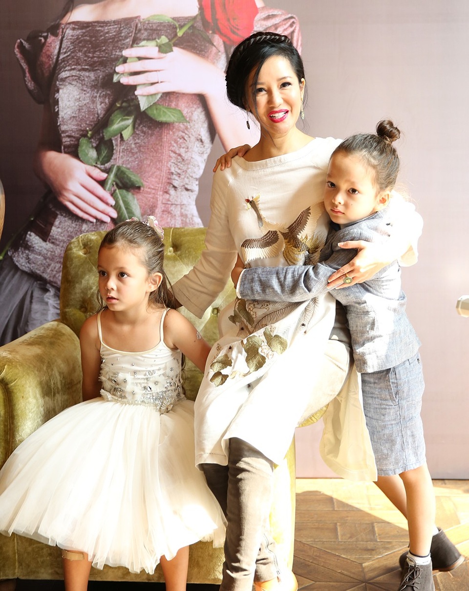 Hai con song sinh của Hồng Nhung quấn quýt mẹ không rời - 1 Trong sự kiện vắng mặt ông xã nên hai bé Tôm và Tép cứ quấn lấy mẹ không rời.