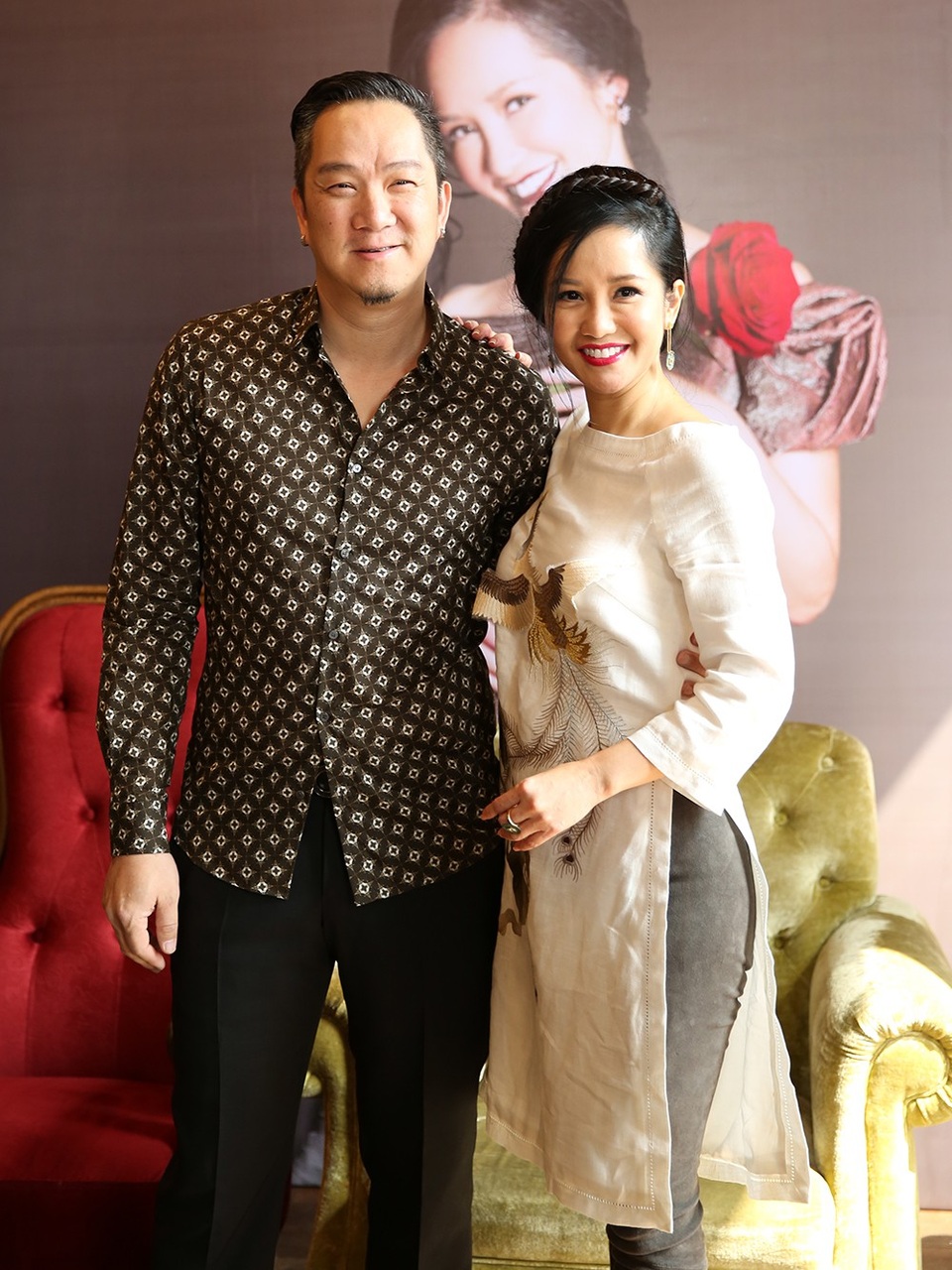 Hai con song sinh của Hồng Nhung quấn quýt mẹ không rời - 14 Huy MC bất ngờ đến chúc mừng Hồng Nhung trong dịp đặc biệt này.