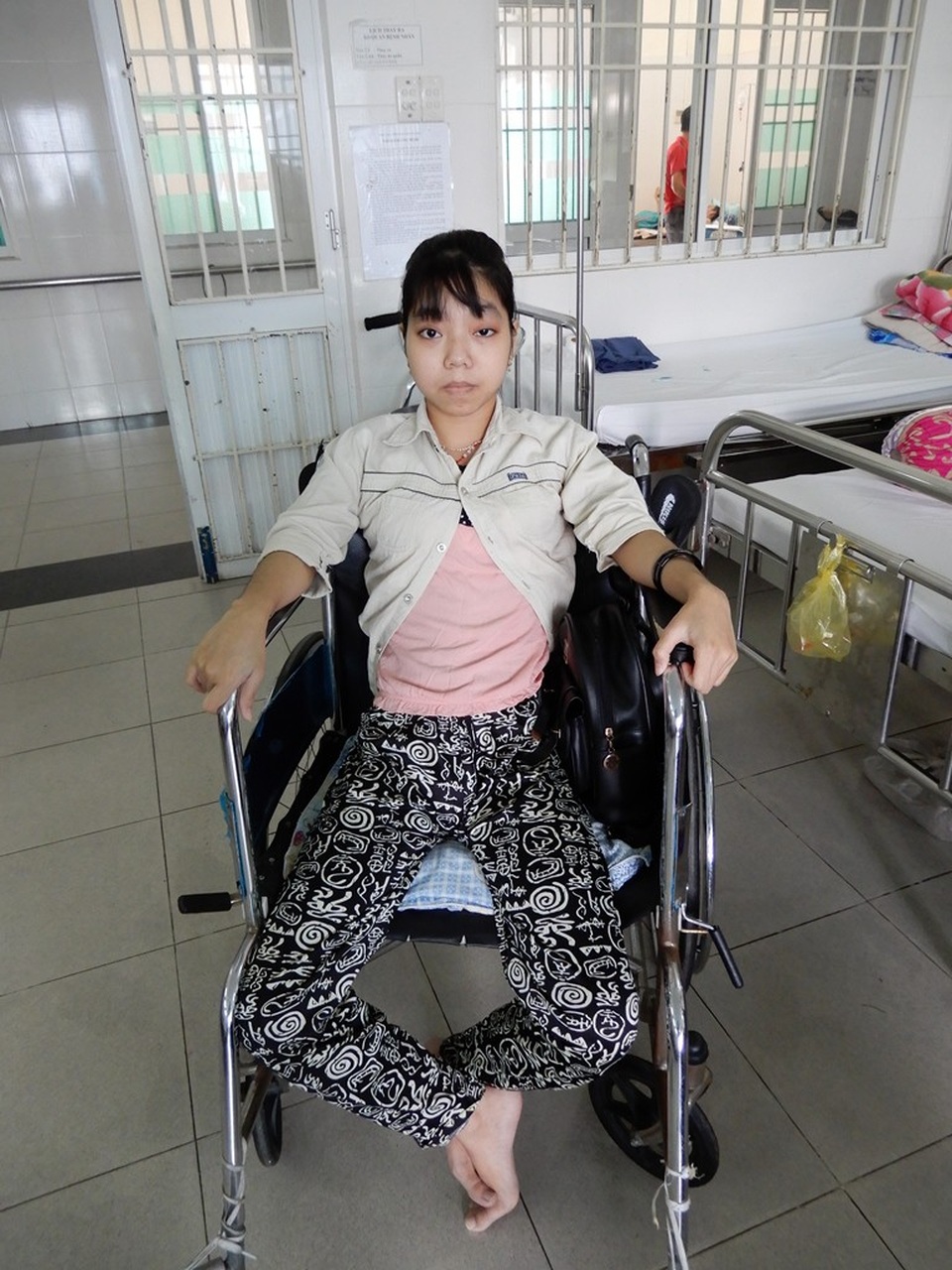 Mắc căn bệnh viêm cột sống dính khớp nên Hồng Nhung phải nghỉ học giữa chừng, ngồi xe lăn