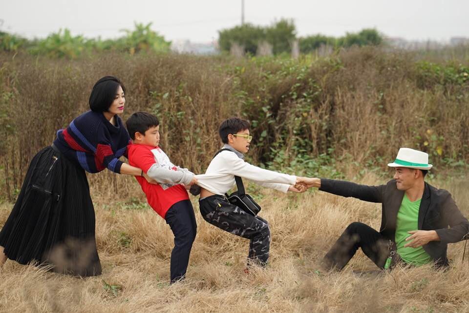 Vợ Xuân Bắc khoe hạnh phúc bên chồng sau “sóng gió” - 5 Hai vợ chồng khá vui vẻ khi chơi đùa cùng 2 cậu con trai trong chuyến đi lần này