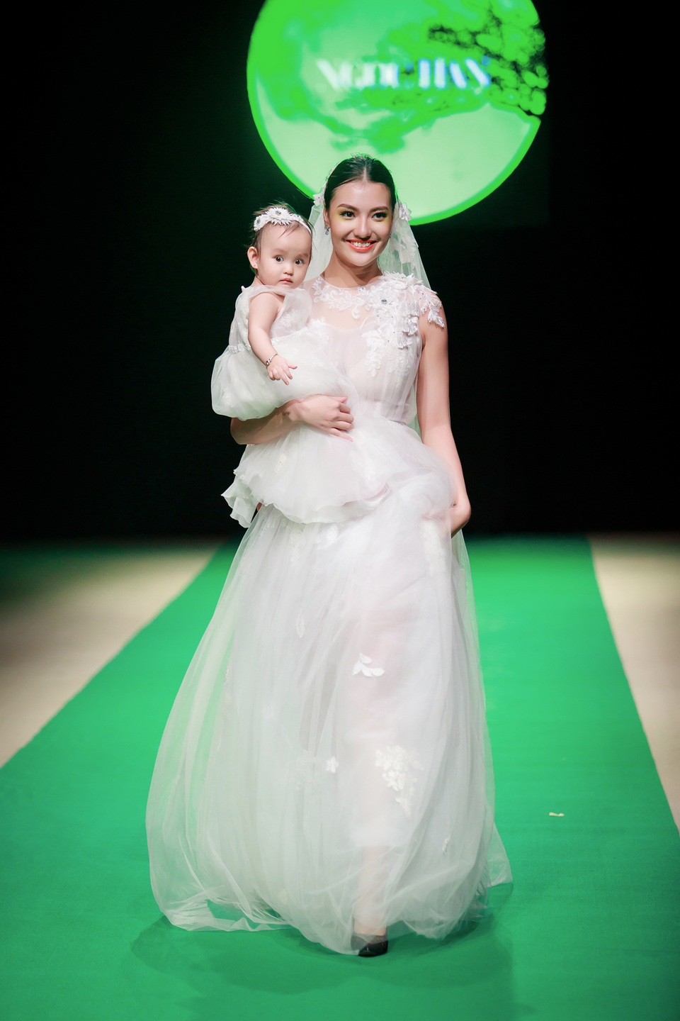 Tối qua, Hồng Quế và con gái cưng Cherry đã đảm nhận vai trò vedette trong màn trình diễn bộ sưu tập của Ngọc Hân.