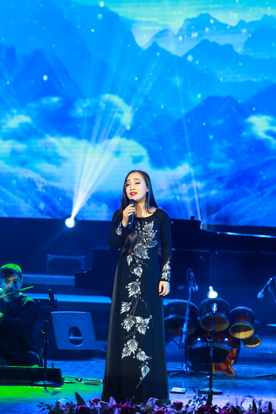 Trong khi vợ là NSƯT Thu Huyền ngâm thơ thì NSƯT Tấn Minh thể hiện ca khúc do nhạc sĩ Phú Quang phổ thơ.