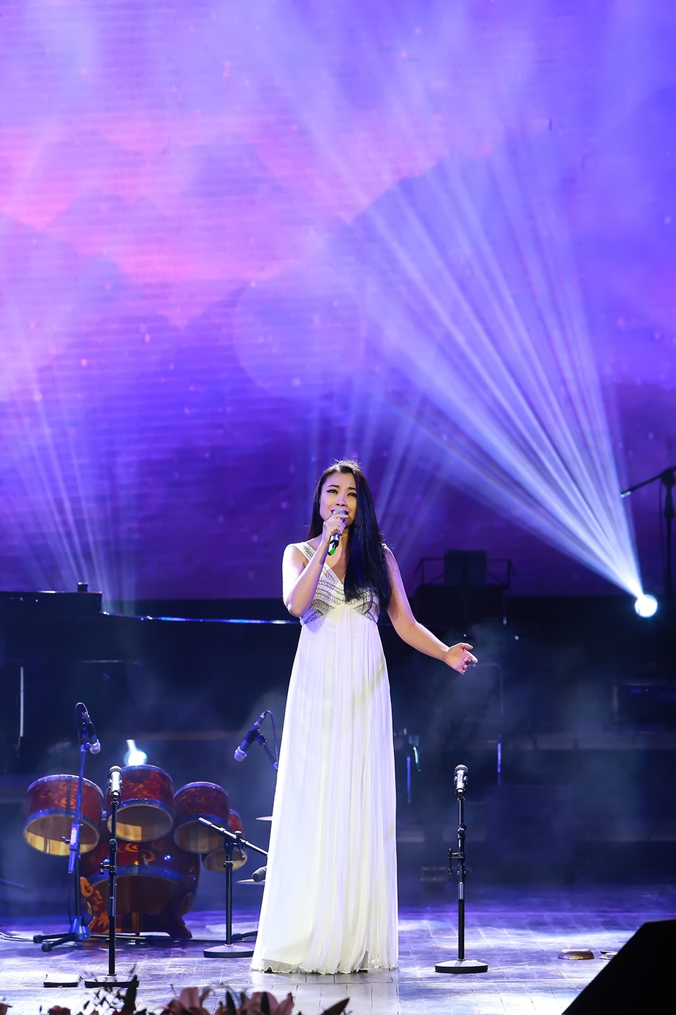 Ca sĩ Nguyệt Minh thể hiện ca khúc được phổ thơ từ thơ nhà thơ Hồng Thanh Quang.