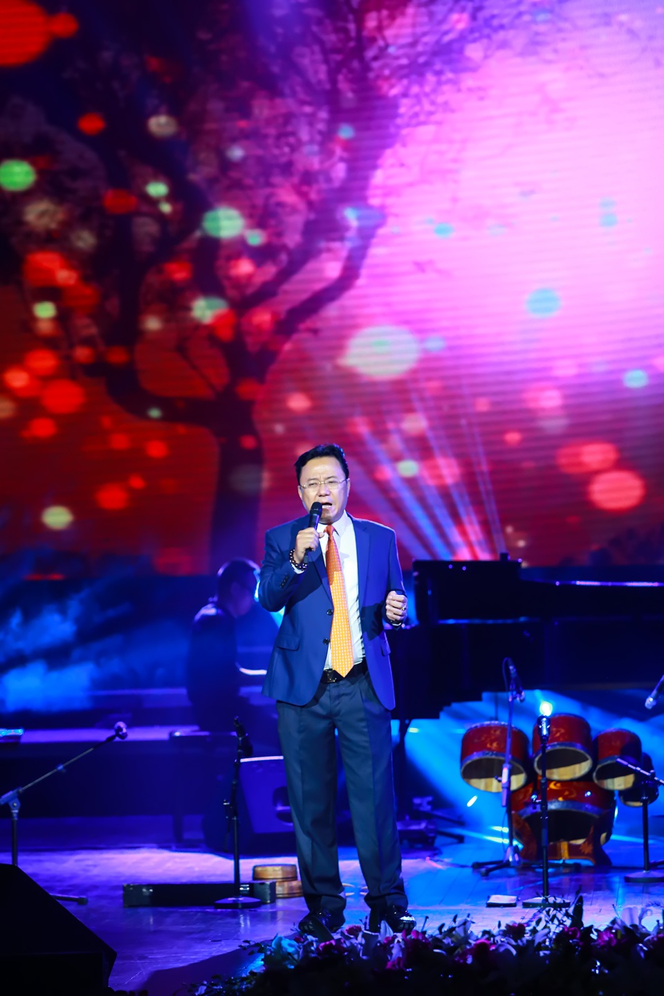 Nhà thơ Hồng Thanh Quang chia sẻ ở phần đầu chương trình.