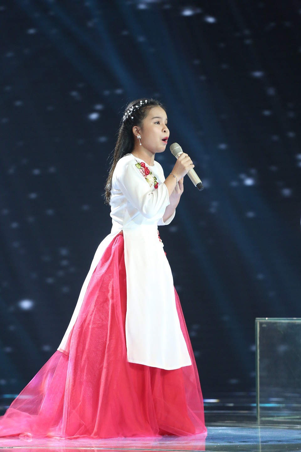 “Âm thầm và lặng lẽ” là những gì mà người xem thấy được trong hành trình tham gia cuộc thi của cô bé Hồng Thư. Nhưng ở Hồng Thư ưu điểm lớn nhất là không ngại thách thức từ những đề tài mà huấn luyện viên giao cho.