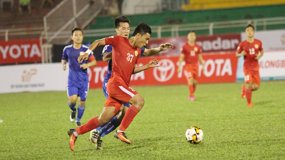 Công Vinh ra quyết định kỷ luật nội bộ đầu tiên tại V-League - 1 Cầu thủ Hồng Việt (37) có thể bị CLB TPHCM xếp ngồi ngoài vài trận, vì phản ứng với HLV Alain Fiard của chính đội này (ảnh: Trọng Vũ)