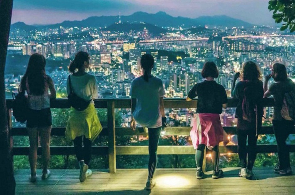 Trào lưu "đám cưới đơn thân" trong giới trẻ Hàn Quốc - 1 Giới trẻ Hàn Quốc đang theo đuổi phong cách sống YOLO