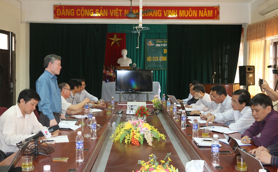 Vụ vỡ bể lắng chất thải quặng: Hành lang thoát lũ đắp bằng... đất! - 1
Cuộc họp sáng ngày 14/3 do đoàn công tác Bộ Công Thương chủ trì.
