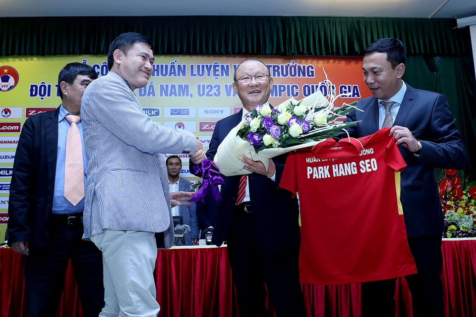 HLV Park Hang Seo dành lời ngợi khen cho đồng nghiệp Mai Đức Chung - 2
HLV Park Hang Seo tuyên bố đưa đội tuyển Việt Nam vào top 100 thế giới - Ảnh: Gia Hưng