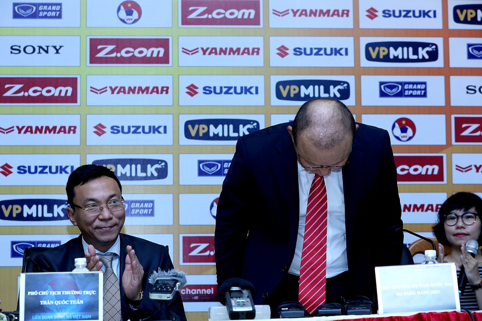 HLV Park Hang Seo: "Tôi sẽ đưa bóng đá Việt Nam vào top 100 thế giới" - 2
HLV Park Hang Seo cúi đầu chào người hâm mộ Việt Nam - Ảnh: Gia Hưng