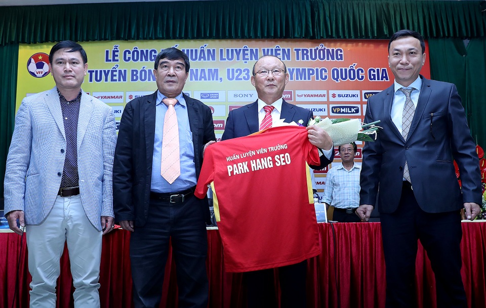 HLV Park Hang Seo: "Tôi sẽ đưa bóng đá Việt Nam vào top 100 thế giới" - 1
Ông Park Hang Seo chính thức đặt bút ký hợp đồng với VFF - Ảnh: Gia Hưng
