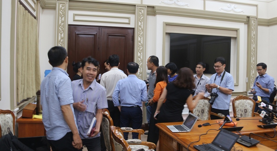 TPHCM: Họp báo sơ kết các dự án BT, BOT vỏn vẹn… 5 phút - 2 Ông Sử Ngọc Anh bước ra phòng họp báo trước sự ngỡ ngàng của giới phóng viên báo chí