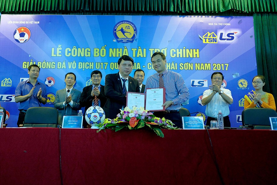 25 đội sẽ tranh tài ở giải U17 quốc gia 2017 - 2
Lễ công bố nhà tài trợ chính giải bóng đá vô địch U17 Quốc gia, ảnh: Minh Phương