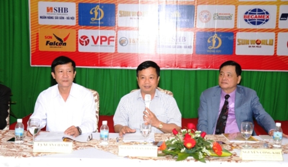 U19 Bình Định hứa hẹn “gây sốc” ở VCK U19 quốc gia 2017 - 1 Phó Chủ tịch UBND tỉnh Bình Định Nguyễn Tuấn Thanh (giữa), đại diện chủ nhà đăng cai tổ chức VCK quốc gia U19 trả lời các cơ quan báo chí liên quan đến công tác chuẩn bị cho giải đấu