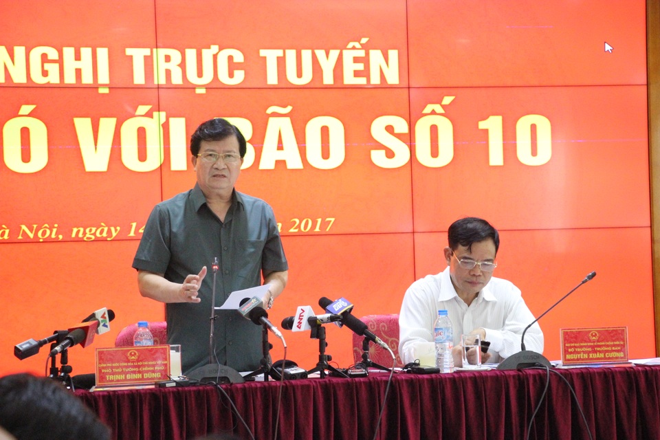 Trưa mai bão vào miền Trung, sóng biển vùng tâm bão cao hơn 10m - 2 Phó Thủ tướng Trịnh Đình Dũng lưu ý: Bão số 10 rất mạnh, các Bộ, ngành, địa phương không được chủ quan trong công tác ứng phó.