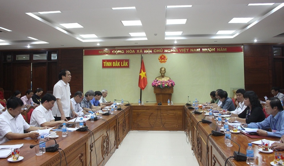 Thứ trưởng Bộ GD-ĐT kiểm tra công tác chuẩn bị kỳ thi THPT quốc gia tại Đắk Lắk - 1
Thứ trưởng Bộ GD-ĐT Phạm Mạnh Hùng làm việc cùng Sở GD-ĐT Đắk Lắk về công tác chuẩn bị cho kỳ thi THPT quốc gia sắp tới