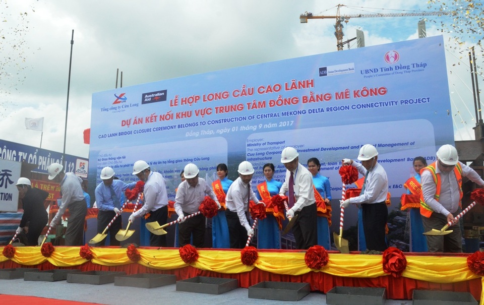 Hợp long cầu dây văng bắc qua sông Tiền - 1
Các lãnh đạo tỉnh Đồng Tháp, đại diện chủ đầu tư... trong buổi lễ hợp long cầu Cao Lãnh