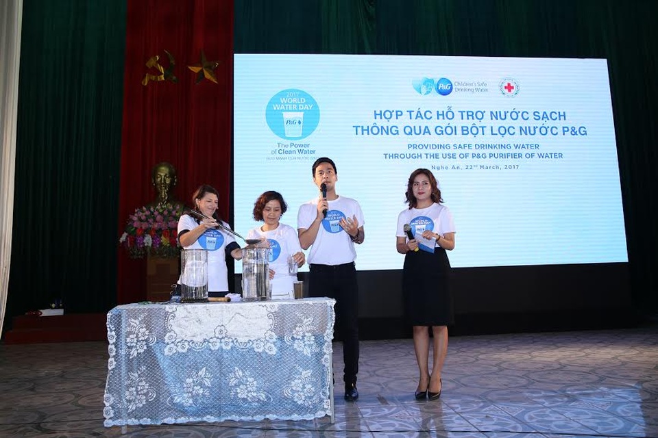 Triển khai dự án hỗ trợ nước sạch nhờ gói bột lọc nước - 1 Triển khai dự án hỗ trợ nước sạch nhờ gói bột lọc nước - 1