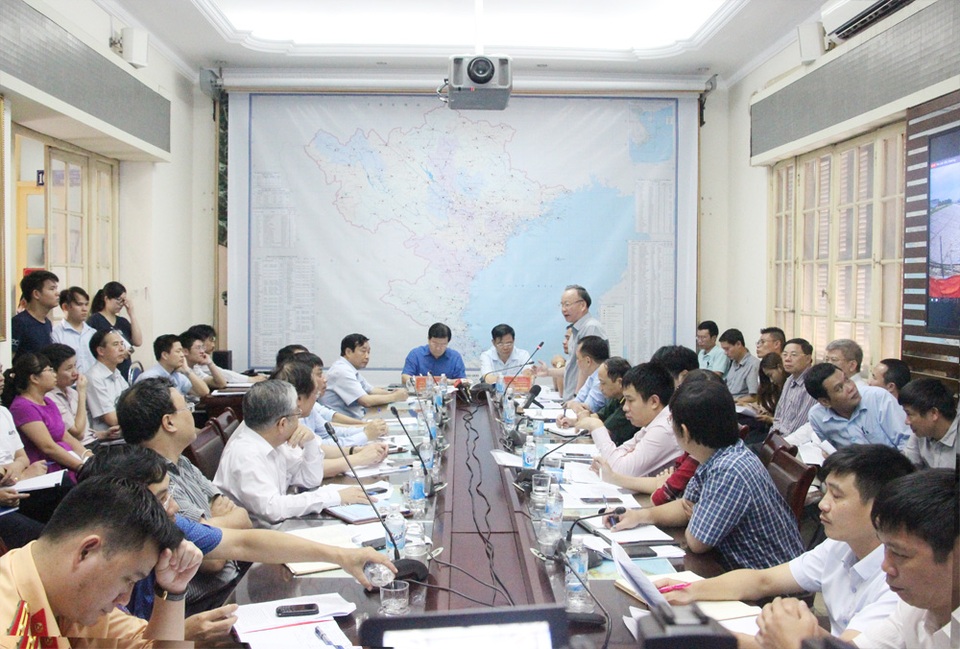 Mực nước hồ thủy điện Hòa Bình tăng cao hơn sau 2 ngày xả lũ - 1
Quang cảnh cuộc họp khẩn về vận hành liên hồ chứa trên lưu vực sông Hồng.