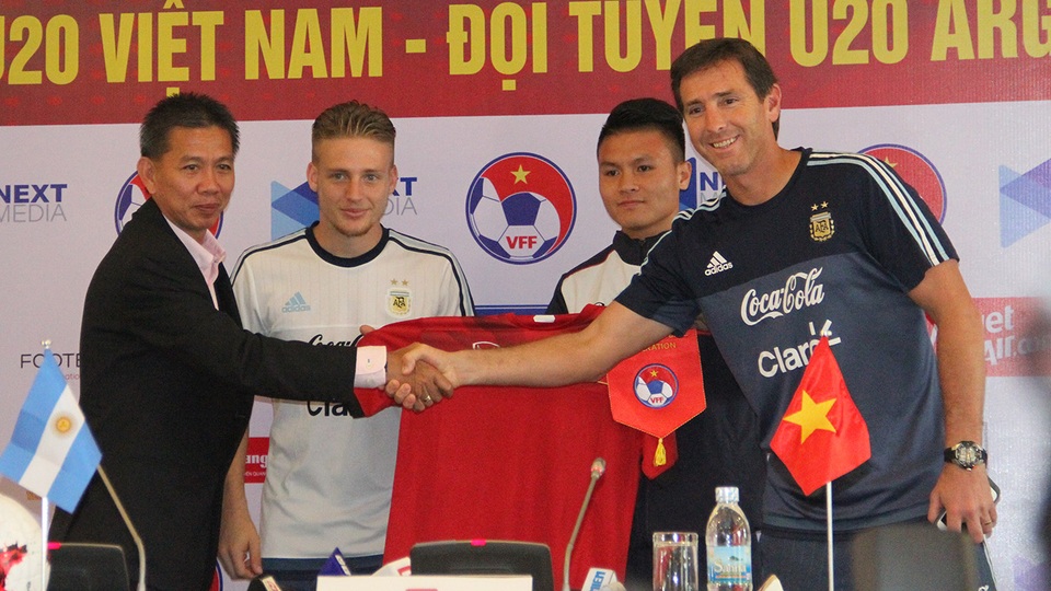 HLV Hoàng Anh Tuấn (bìa trái) khẳng định không xem trọng kết quả trước U20 Argentina (ảnh: Trọng Vũ)