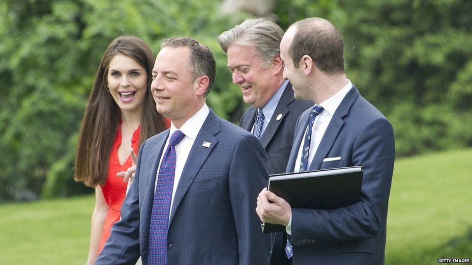 Chân dung cựu người mẫu lĩnh lương "khủng" ở Nhà Trắng - 2
Hope Hicks ùng các thành viên khác trong đội ngũ của Tổng thống Donald Trump (Ảnh: Getty)
