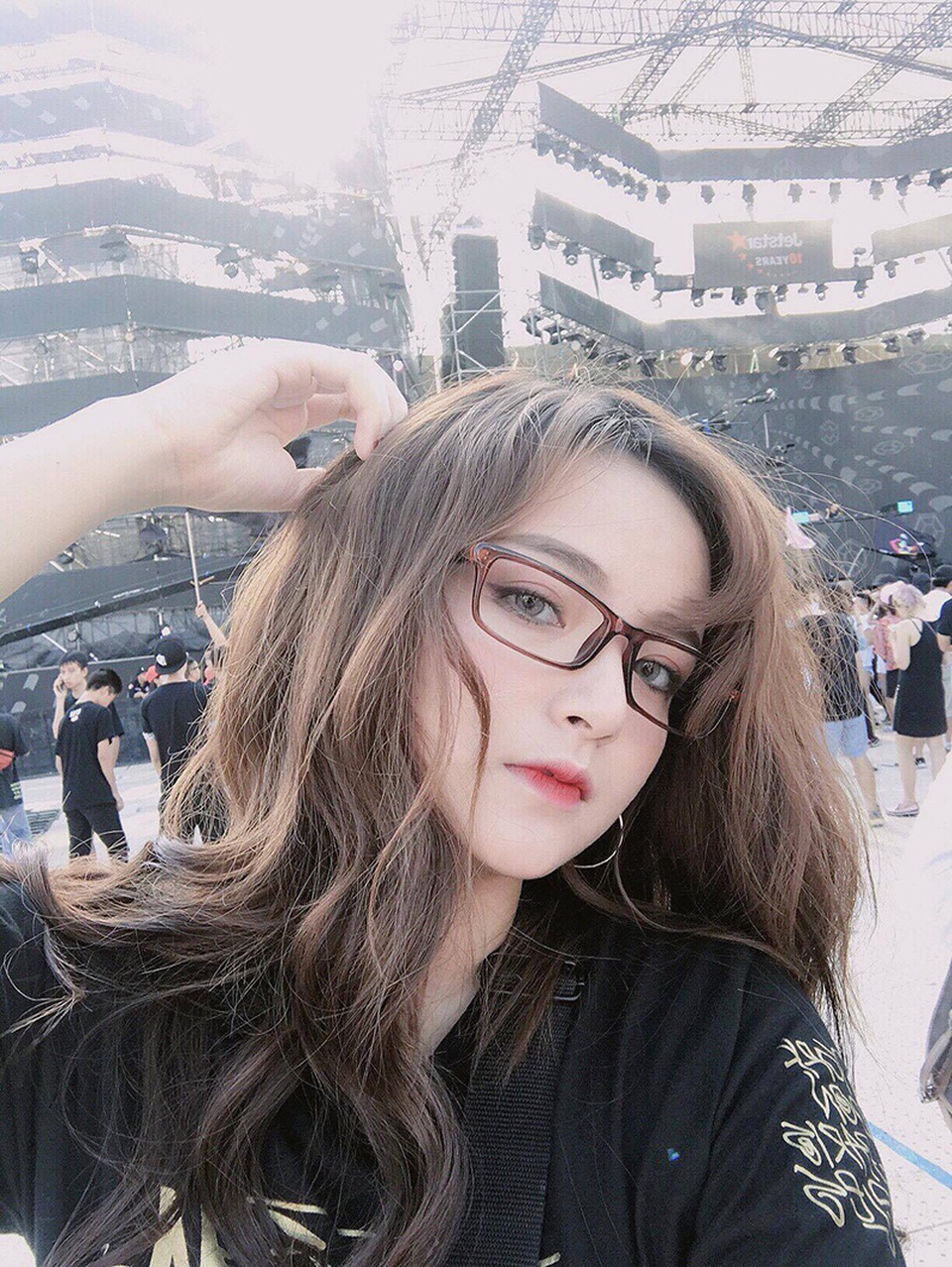 "Hot girl EDM" được săn lùng sau lễ hội âm nhạc hoành tráng tại Hà Nội - 4 Nhưng Linh cho biết cô là con gái thuần Việt 100%