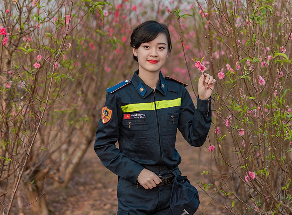 Nữ sinh Phòng cháy chữa cháy xinh đẹp giữa vườn đào Tết - 2 Ở trường, Hải Thu luôn là thanh niên xung kích trong các phong trào. Chính vì vậy, cô được giáo viên chủ nhiệm và các thành viên trong lớp bầu làm tiểu đội trưởng.