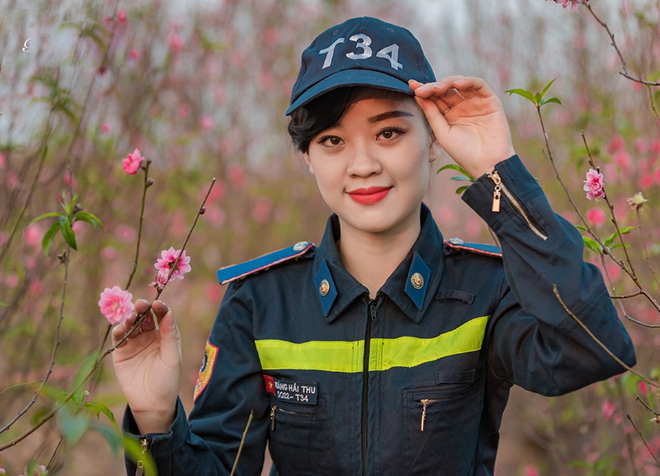 Nữ sinh Phòng cháy chữa cháy xinh đẹp giữa vườn đào Tết - 4 Lí do mà một cô gái trẻ trung, yêu cái đẹp mềm mại thi vào trường ĐH Phòng cháy chữa cháy là do khi còn nhỏ Thu xem nhiều bộ phim, chứng kiến sự hy sinh của người lính cứu hỏa nên muốn sau này được làm công việc này để chiến đấu với giặc lửa, bảo vệ an toàn tính mạng cho người dân.