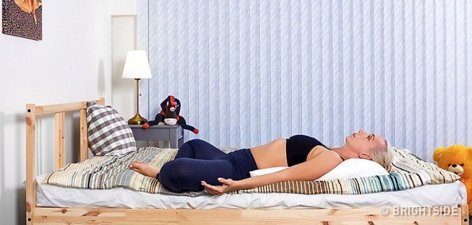 Những bài tập “5 phút” trên giường cho bạn một giấc ngủ chất lượng - 4 Những bài tập “5 phút” trên giường cho bạn một giấc ngủ chất lượng - 4