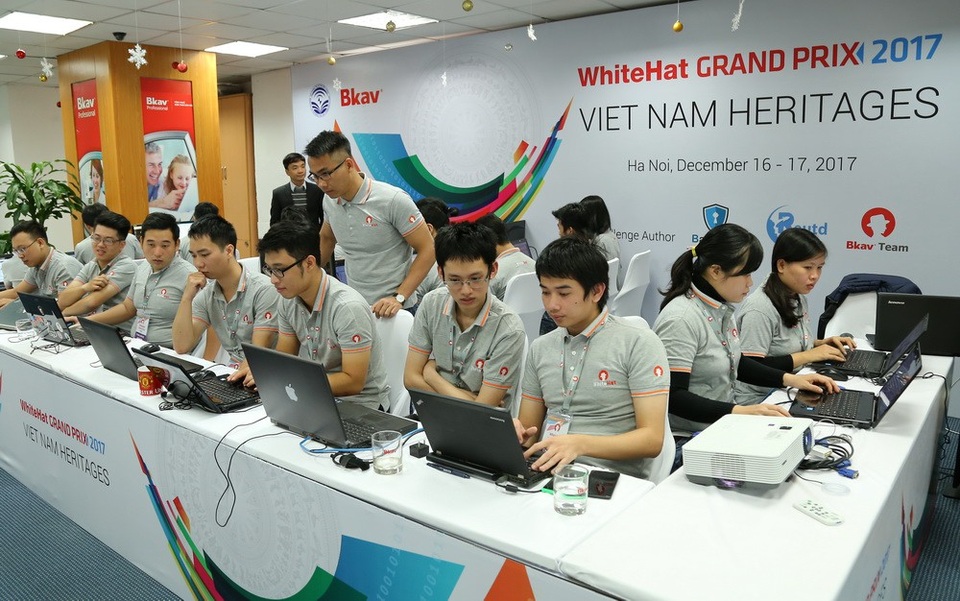 Việt Nam giành ngôi vị quán quân tại cuộc thi WhiteHat Grand Prix 2017 - 2
Đội hỗ trợ kỹ thuật trong cuộc thi WhiteHat Grand Prix 2017.