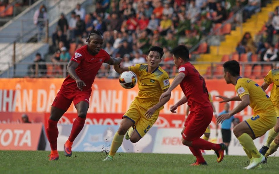 Hải Phòng và SL Nghệ An cưa điểm trên sân Lạch Tray - 1
Hải Phòng (áo đỏ) đã tìm lại được phong độ thi đấu ổn định, ảnh: Minh Phương