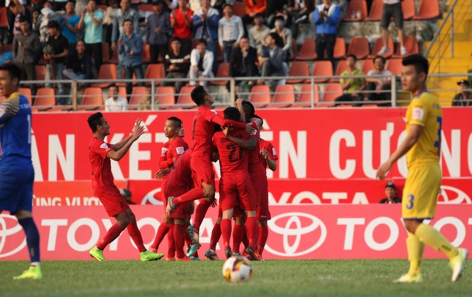 Hải Phòng và SL Nghệ An cưa điểm trên sân Lạch Tray - 2
Các cầu thủ Hải Phòng (áo đỏ) ăn mừng sau khi ghi bàn vào lưới SLNA, ảnh: Minh Phương