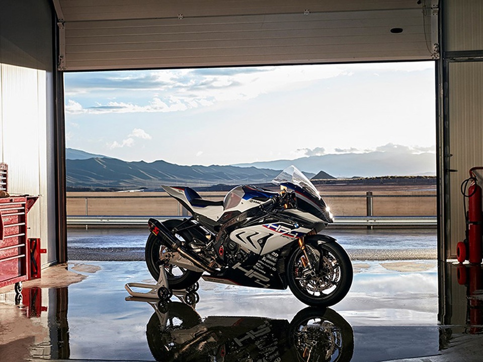 BMW công bố mẫu môtô "full-carbon" đầu tiên - 12
Một điều đáng tiếc là BMW HP4 sẽ được sản xuất giới hạn 750 chiếc; và đặc biệt, mẫu xe này không dùng để đi lại mà chỉ chuyên chạy trong trường đua hay trong đường chạy thử bởi... không đủ tiêu chuẩn do thiếu hệ thống đèn/còi...