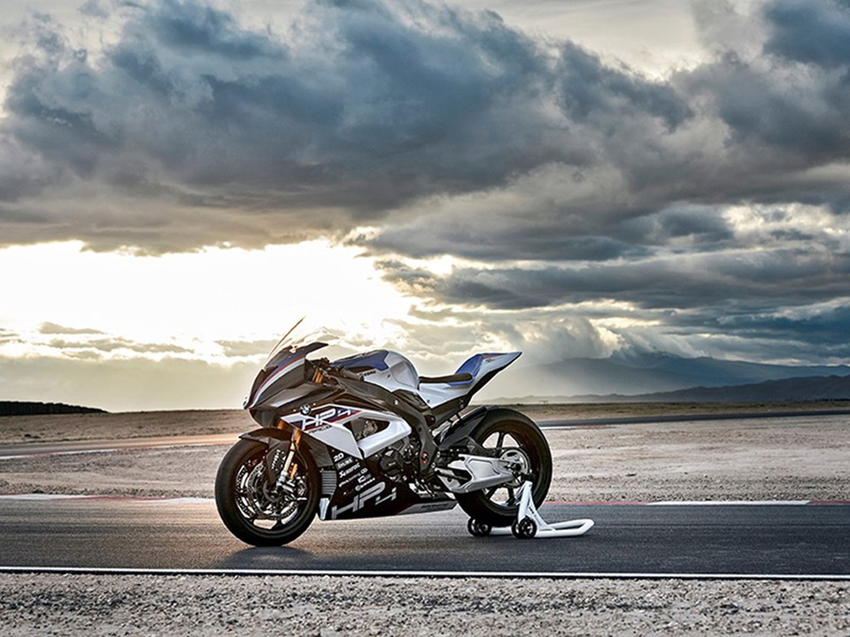 BMW công bố mẫu môtô "full-carbon" đầu tiên - 1 BMW công bố mẫu môtô "full-carbon" đầu tiên - 1