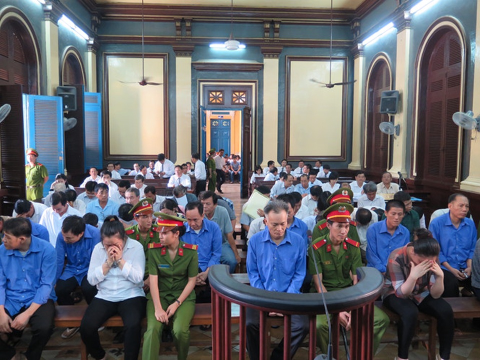 Hàng chục cựu nhân viên Hải quan TPHCM và An Giang tiếp tay buôn lậu - 1 Các bị cáo tại phiên tòa.