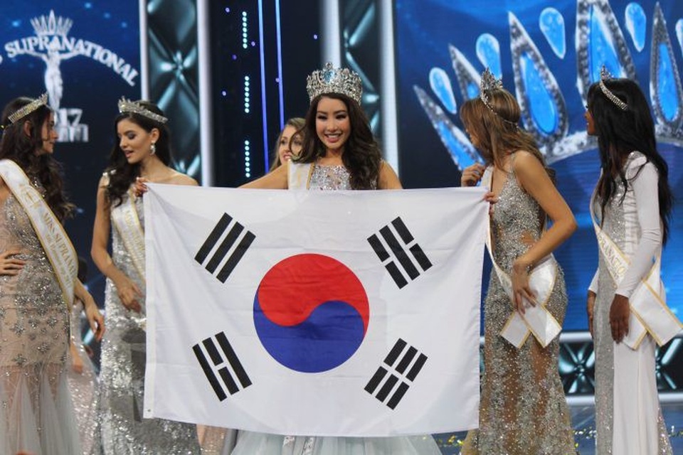 Tân hoa hậu siêu quốc gia bị chê kém sắc - 1
Jenny Kim đăng quang ngôi vị Hoa hậu siêu quốc gia 2017, tối 1/12 tại Ba Lan.