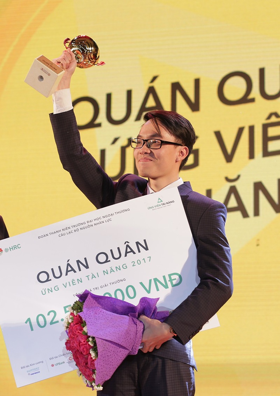 Lộ diện quán quân Ứng viên tài năng 2017 - 2
Bùi Đức Anh đã trở thành Quán quân của cuộc thi Tìm kiếm ứng viên tài năng 2017.
