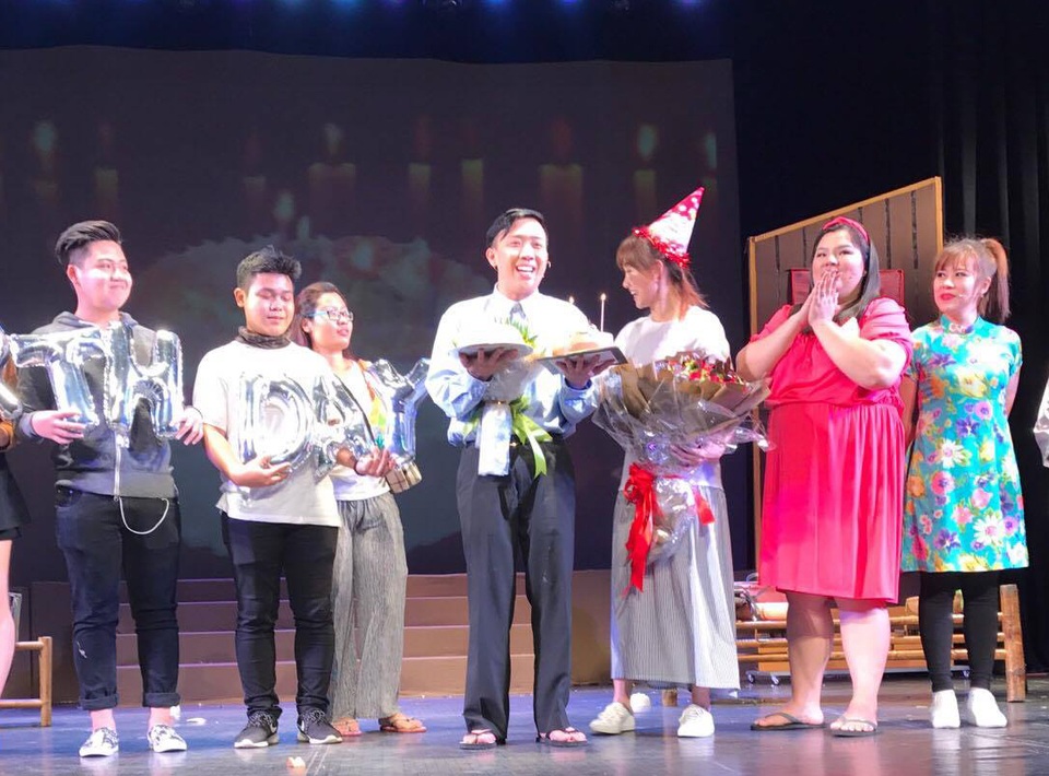 Hari Won thể hiện sự hài hước mừng sinh nhật ông xã Trấn Thành - 4 Hạnh phúc với những món quà được nhận trong ngày ý nghĩa này, Trấn Thành nói lời cảm ơn với vợ Hari Won: “Cảm ơn em đã đến bên đời anh như một món quà định mệnh để cùng anh bắt đầu một chặng đời mới. Cảm ơn tất cả.”