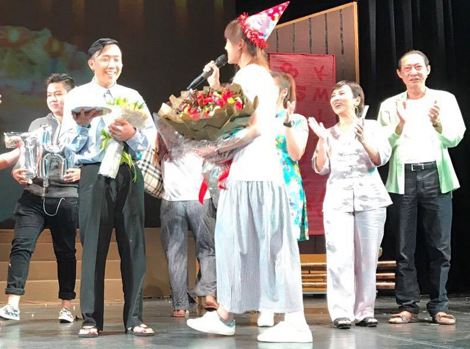 Hari Won thể hiện sự hài hước mừng sinh nhật ông xã Trấn Thành - 3 Trấn Thành vẫn còn mặc trang phục biểu diễn trên sân khấu và hạnh phúc vì bà xã Hari Won bất ngờ lên sân khấu cùng với đồng nghiệp và fan chúc mừng sinh nhật.