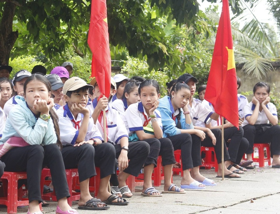 Vì đâu hàng trăm học sinh không được nhận thưởng? - 2 Việc hàng trăm học sinh trường tiểu học và THCS Tân Thuận 1 không được nhận thưởng là các em HS và phụ huynh rất buồn...