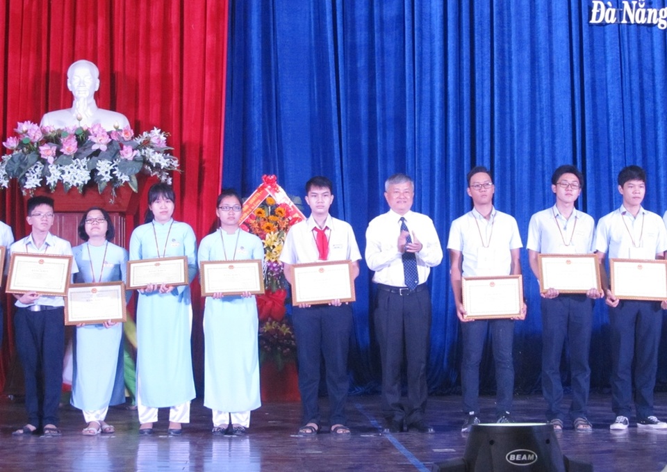 “Thành quả học tập rất đáng khích lệ, nhưng con đường và đích đến mới là quan trọng nhất” - 1
Các học sinh Đà Nẵng có thành tích xuất sắc trong năm học 2016 - 2017 vừa được tuyên dương, khen thưởng