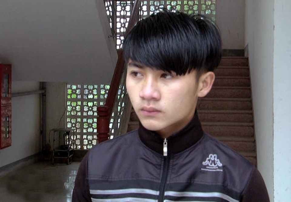 Tuyên dương học sinh dũng cảm cứu người bị TNGT trên cầu Rộ - 1
Em Nguyễn Đức Ngọc - học sinh lớp 11I Trường THPT Đặng Thúc Hứa được tuyên dương khi em đã đưa nạn nhân bị TNGT trên cầu Rộ đi cấp cứu kịp thời tại bệnh viện.