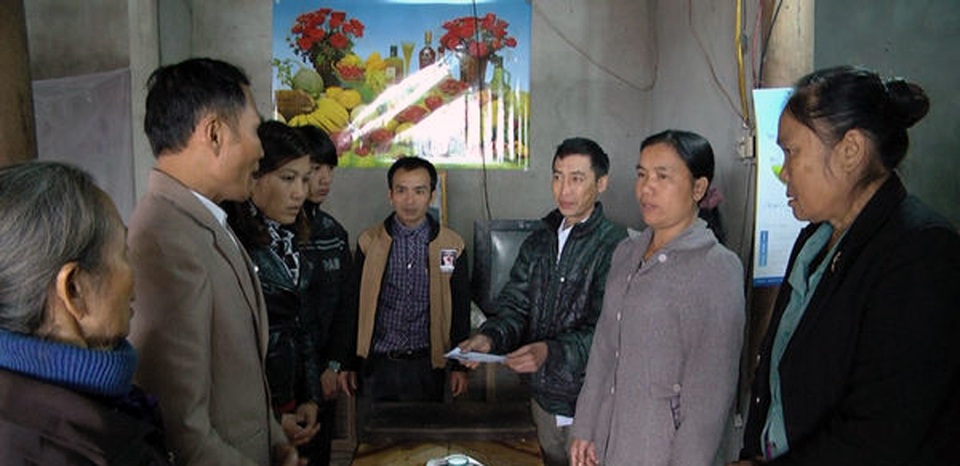Tuyên dương học sinh dũng cảm cứu người bị TNGT trên cầu Rộ - 2
Người nhà anh Tĩnh cảm ơn em Nguyễn Đức Ngọc.