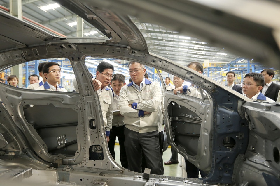 Hyundai Thành Công mở rộng sản xuất tại Việt Nam - 3 Phó Chủ tịch Euisun Chung thăm quan dây chuyền lắp ráp tại Nhà máy Hyundai Thành Công Ninh Bình