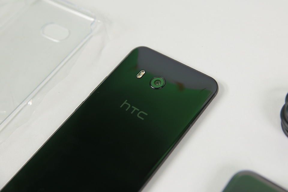Trên tay điện thoại "bóp" HTC U11 tại Việt Nam - 5